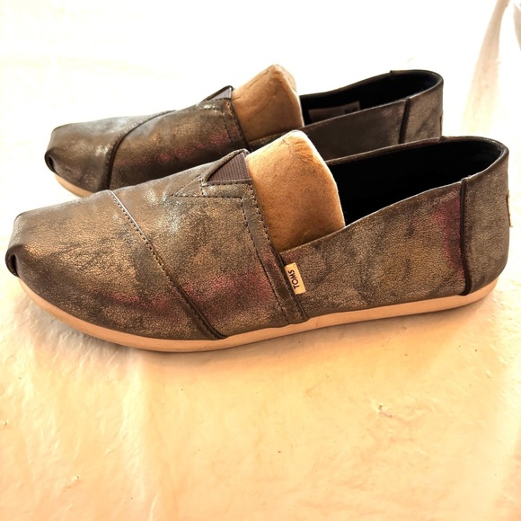 TOMS Alparagatas metallic silver hole flexs Slip-On flats
SZ 8 NWOT main image 6